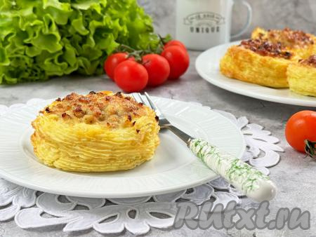 Готовые гнёзда из чаши аэрогриля переложить на тарелку. Аналогично сформировать и запечь в аэрогриле ещё 2 гнезда. Готовое аппетитное, вкусное блюдо в горячем виде подать к столу.