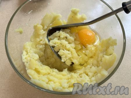 Остывший картофель растолочь толкушкой до получения однородного пюре. Если нужно, досолить. В миску с картофельным пюре вбить сырое яйцо.