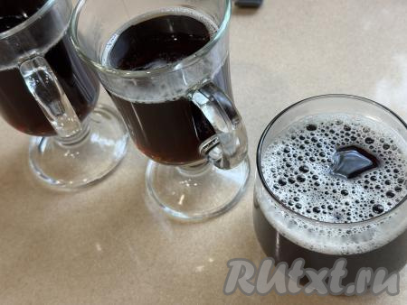 Разлить получившуюся смесь по стаканам или креманкам, дать остыть до комнатной температуры и отправить в холодильник до полного застывания. Я формировала желе из кока-колы в 3 стаканах.