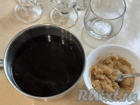 Хорошо прогревшуюся смесь кока-колы и сахара снять с огня, сразу добавить набухший желатин.