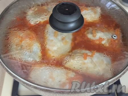 Накрыть сковороду крышкой, дать томатному соусу закипеть, уменьшить огонь до минимума, тушить голубцы с картофельно-грибной начинкой минут 45.&nbsp;