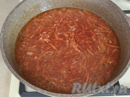 Влить в сковороду 400 миллилитров воды, посолить по вкусу, довести до кипения получившийся томатный соус. Если томатная паста кисловата, можно добавить щепотку сахара в соус.&nbsp;