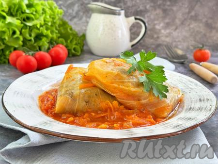 Аппетитные, вкусные, достаточно сочные постные голубцы с нежной начинкой из картофеля и грибов разложить по тарелкам, полить томатным соусом, в котором они тушились, и в горячем виде подать блюдо к столу.