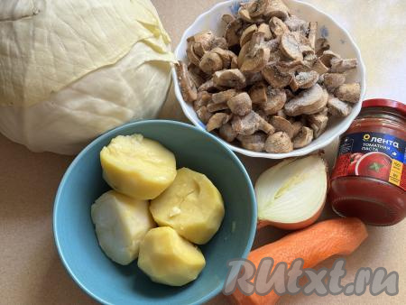 Подготовить продукты для приготовления постных голубцов с картофелем и грибами. Лук и морковь почистить. Очищенную картошку заранее отварить до готовности в подсоленной воде (в течение 25 минут с момента закипания воды, готовые картошины будут легко прокалываться вилкой), затем воду слить, дать картофелю немного остыть. Шампиньоны можно взять как свежие, так и замороженные. 