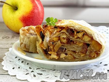 Готовый штрудель с яблоками достать из чаши аэрогриля, выложить на доску (или на тарелку), дать немного остыть, а затем нарезать на кусочки и подать к чаю, кофе. Эта выпечка, благодаря тесту фило, получается воздушной, хрустящей, а сочная, нежная начинка из яблок делает её очень вкусной. Уверена, такой штрудель понравится всей семье!