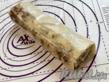 Подворачивая края теста, учитывайте, что штрудель с яблоками из теста фило должен поместиться по диагонали в чашу вашего аэрогриля.&nbsp;