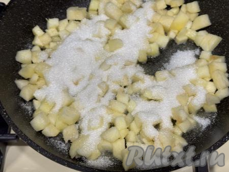Всыпать сахар в сковороду.