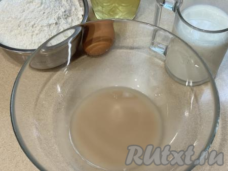 Перемешать дрожжи, сахар и воду до однородности.