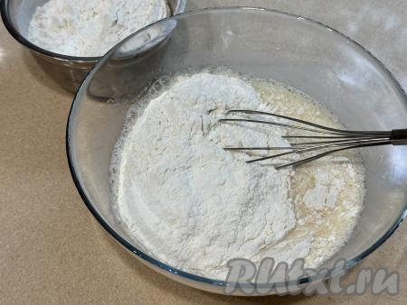 Отмерить муку. Всыпать муку в миску небольшими порциями, каждый раз хорошо вмешивая венчиком её в тесто.