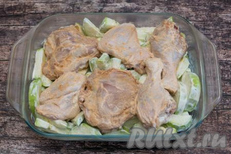 В форму для запекания поверх кабачков, выложить части курицы, промариновавшиеся в сметане.