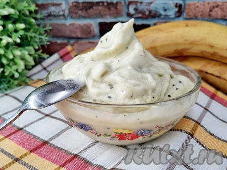 Нежное, вкусное, ароматное мороженое из киви и банана готово. По консистенции оно напоминает немного подтаявшее мороженое, на вкус оно в меру сладкое. Если вы любите хорошо замороженное мороженое, тогда можно его переложить в пластиковый контейнер с крышкой и заморозить в течение 2 часов в морозилке.