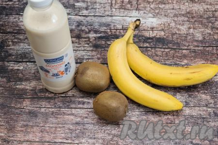 Подготовить продукты для приготовления мороженого из киви и банана. Бананы и киви нужно взять спелые.