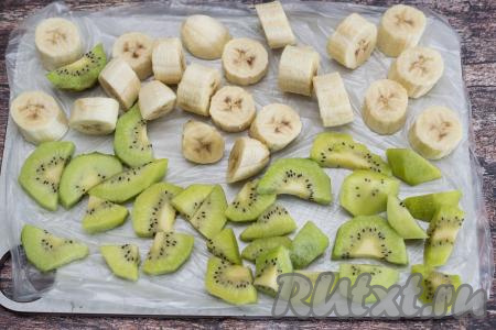 Через 2 часа кусочки банана и киви полностью замёрзнут.