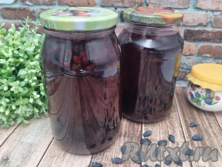 Зимой вкуснейший, яркий компот из жимолостью станет приятным дополнением к вашему столу.
