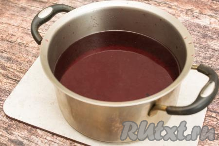 В кастрюлю с водой, слитой из банок, всыпать сахар и лимонную кислоту, перемешать столовой ложкой. Поставить кастрюлю на сильный огонь, довести до кипения. Проварить сироп в течение 2-3 минут, чтобы сахар полностью растворился. Лимонную кислоту можно не добавлять, но именно она позволяет сохранить яркий, насыщенный цвет компота.