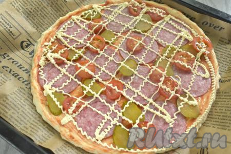 Поверх начинки наносим сеточку из майонеза.