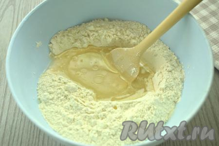130 миллилитров воды (это примерно половина стакана воды объёмом 250 миллилитров) подогреваем до температуры 38-40 градусов. В углубление мучной смеси вливаем тёплую  воду и растительное масло. Если вы добавите воду, температура которой будет выше 42 градусов, дрожжи могут погибнуть, а значит дрожжевое тесто в дальнейшем не поднимется. 