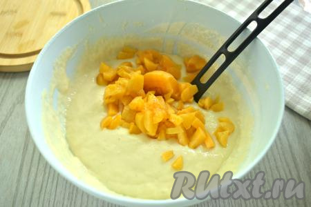 Абрикосы моем, обсушиваем, нарезаем на маленькие кусочки, удаляя косточки. Нарезанные абрикосы добавляем в тесто, перемешиваем и приступаем к жарке оладий.&nbsp;