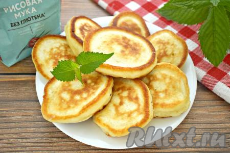 Пышные, вкусные, нежные оладьи, приготовленные на рисовой муке и молоке, к столу лучше всего подавать тёплыми, дополнив мёдом, вареньем или сметаной.