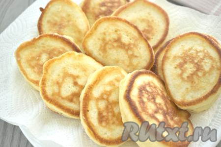 Готовые оладушки со сковороды вначале выкладываем на бумажные полотенца, чтобы убрать лишнее масло, а затем перекладываем на тарелку. Не перемешивая тесто в миске и добавляя в сковороду масло только по мере необходимости, постепенно жарим все оладьи. Из предложенного количества ингредиентов у меня получились 12 оладий.