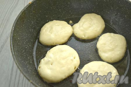 Миску с тестом для оладий, замешанным на молоке и рисовой муке, накрываем полотенцем и оставляем на 10 минут постоять при комнатной температуре. Перемешивать в дальнейшем тесто не нужно, чтобы не сбить его воздушность. Разогреваем на сковороде растительное масло. В горячее масло выкладываем по 1 столовой ложке теста, формируя круглые или овальные оладьи.