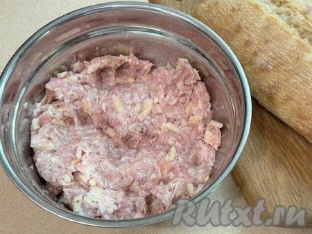 Хорошо перемешать фарш с сыром и начинка для чиабатты готова.