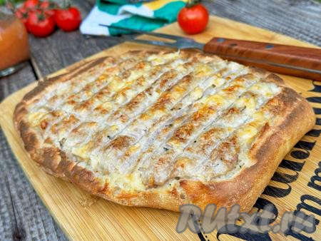 Готовую аппетитную, очень вкусную чиабатту с сочной, нежной начинкой из фарша и сыра убрать с мангала, переложить с решётки на разделочную доску и, нарезав на кусочки,&nbsp;в горячем виде подать к столу.&nbsp;