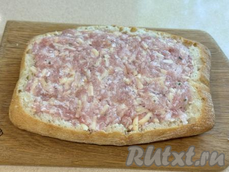 "Лодочку" из чиабатты наполнить мясным фаршем, смешанным с сыром.&nbsp;