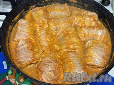 Сковороду с аппетитными, нежными голубцами убрать с огня.