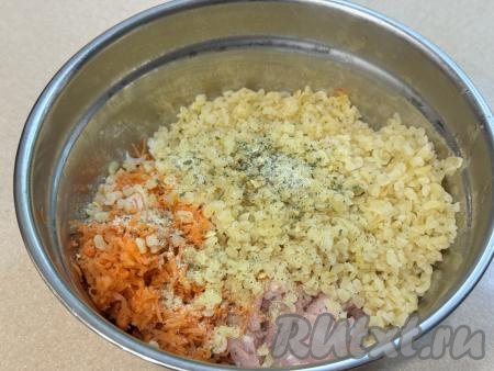 Сюда же добавить остывший булгур, посолить, приправить специями по вкусу (в качестве специй я использовала соль, смешанную с зеленью и чесноком).