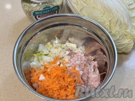 В миске соединить мясной фарш, лук и морковь.&nbsp;