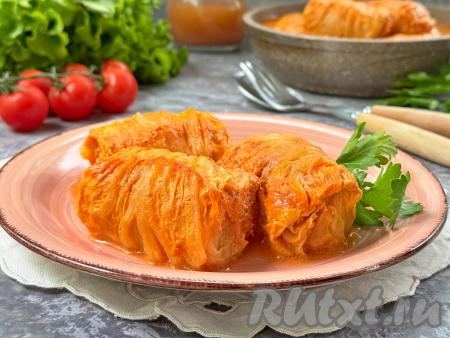 Очень вкусные, сочные голубцы из пекинской капусты с насыщенной начинкой из фарша и булгура вместе с томатно-сметанным соусом разложить по тарелкам и в горячем виде подать к столу.