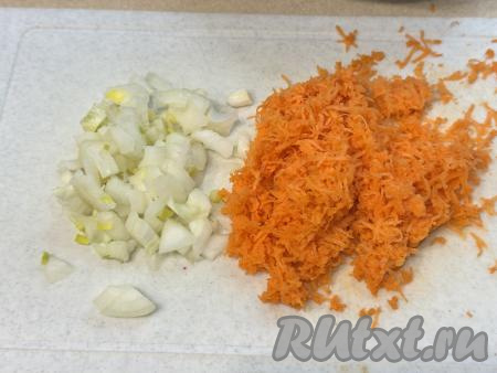Лук мелко нарезать (или пропустить через мясорубку). Морковь натереть на мелкой тёрке.&nbsp;