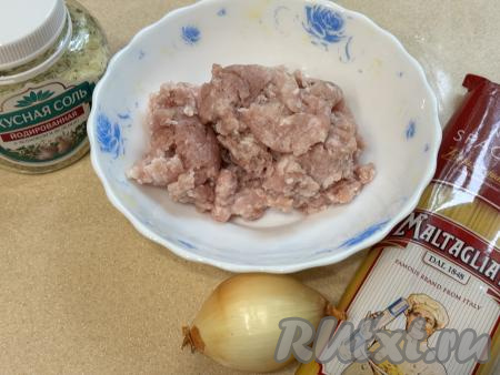 Подготовить продукты для приготовления гнёзд из спагетти с фаршем в духовке. Лук почистить. Для получения фарша можно взять кусочки любого мяса (у меня - свинина, но подойдёт и говядина, курятина, индейка) и пропустить через мясорубку. При желании можно взять и покупной мясной фарш.&nbsp;