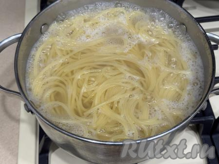 Отварить спагетти до готовности (точное время варки смотрите на упаковке спагетти, которые вы готовите, я варила 7 минут).&nbsp;Спагетти должны полностью свариться, но и переварить их не нужно.