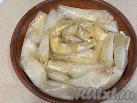 Взять форму для выпечки (я использовала круглую керамическую форму диаметром 20 сантиметров). Начиная с середины формы, выложить рулетики&nbsp;в виде улитки, как на фото.