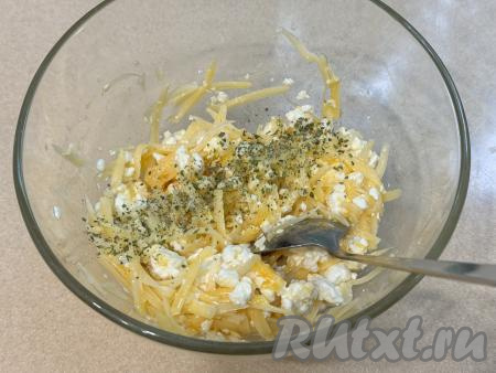 Перемешать творожно-сырную массу ложкой, посолить по вкусу (я использую пряную соль) и ещё раз перемешать.
