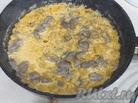Томить сердечки с тыквой под крышкой минут 10-15 (и сердечки, и тыква должны стать мягкими, но тыква не должна потерять форму), иногда перемешивая.&nbsp;