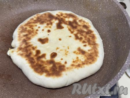 Жарить хачапури на среднем огне с двух сторон до золотистого цвета.&nbsp;