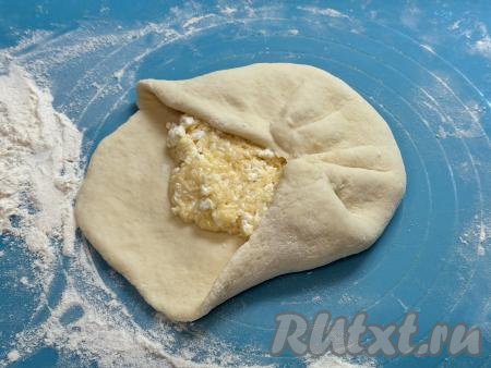 Собрать края лепёшки над начинкой, слегка приминая и тесто, и начинку.&nbsp;&nbsp;