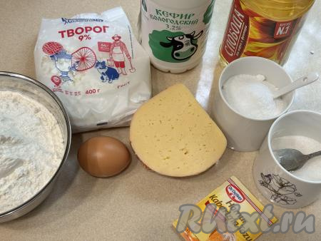Подготовить продукты для приготовления хачапури с творогом и сыром на кефире на сковороде. Кефир и творог можно взять любой жирности (я купила кефир жирностью 3,2%, творог - жирностью 9%).