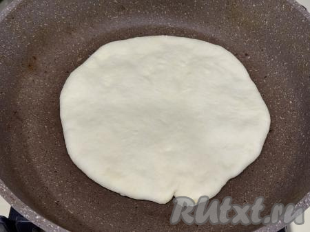 Сковороду разогреть, выложить хачапури с начинкой из творога и сыра на сухую сковороду швом вниз. Жарятся хачапури на сухой сковороде, поэтому смазывать сковородку маслом не нужно.