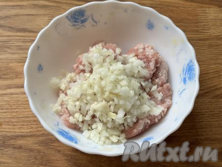 Пока ржаное тесто "отдыхает", можно заняться начинкой для пельменей. Мясной фарш можно купить в магазине (я купила свиной фарш), а можно приготовить в домашних условиях, пропустив кусочки мяса через мясорубку. Лук и чеснок очистить. В миску с фаршем добавить мелко нарезанные лук и чеснок.