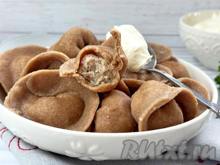 Готовые пельмени достать шумовкой из кастрюли и подать к столу в горячем виде с любимым соусом (я подала&nbsp;со сметаной). Пельмени из теста, замешанного на&nbsp;ржаной муке, получаются нежными, вкусным, ароматными.