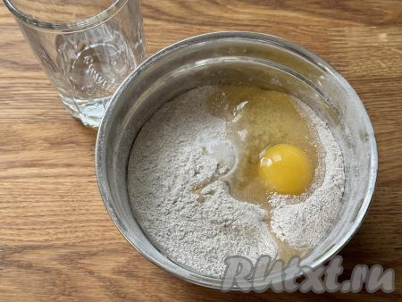 Добавить яйцо, слегка перемешать столовой ложкой.