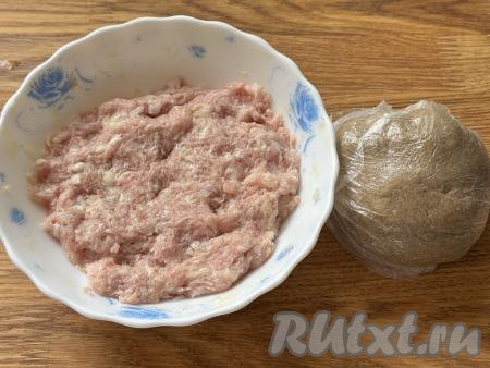 Посолить фарш с луком, поперчить по вкусу и хорошо перемешать.
