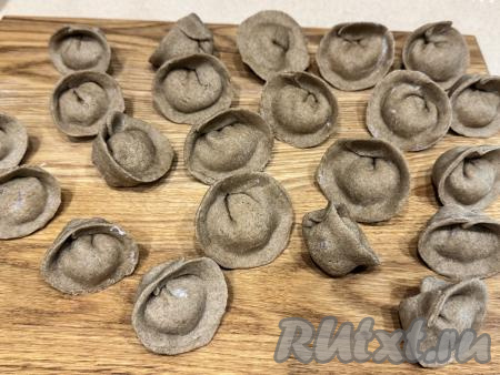Вот такие пельмени из ржаной муки у меня получились. Их можно заморозить, выложив с один слой на доску, присыпанную мукой, или сразу отварить.