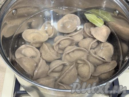 В кастрюлю влить воду, слегка посолить, по желанию, добавить лавовый лист, поставить на огонь. Довести воду до кипения. Выложить пельмени в кипящую воду.