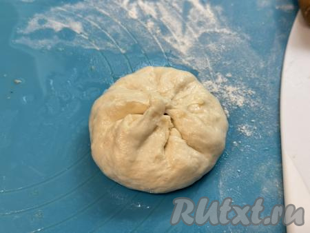 Сформировать из теста с начинкой мешочек, хорошо скрепляя края теста над начинкой. Если тесто будет сильно липнуть к рукам в процессе формирования пирожков, можно немного смазать руки растительным маслом.