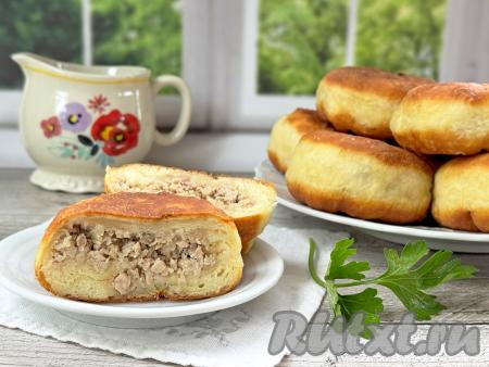 Аппетитные, вкусные, пышные жареные пирожки с мясом, приготовленные на сковороде, подать к столу. Благодаря тому, что тесто замешивалось на кефире, выпечка получилась и воздушной, и нежной.&nbsp;